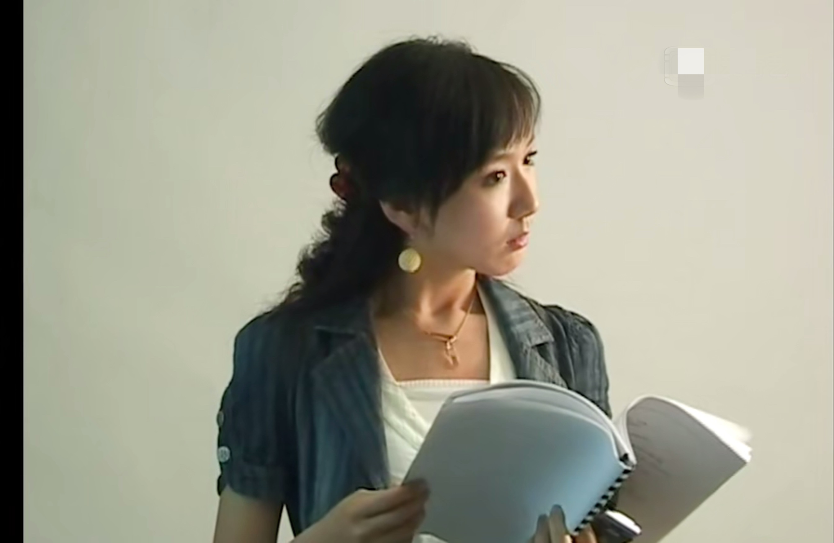 1/ 12 《爱情公寓5》开播在即,有媒体释出了一段胡一菲扮演者娄艺潇在