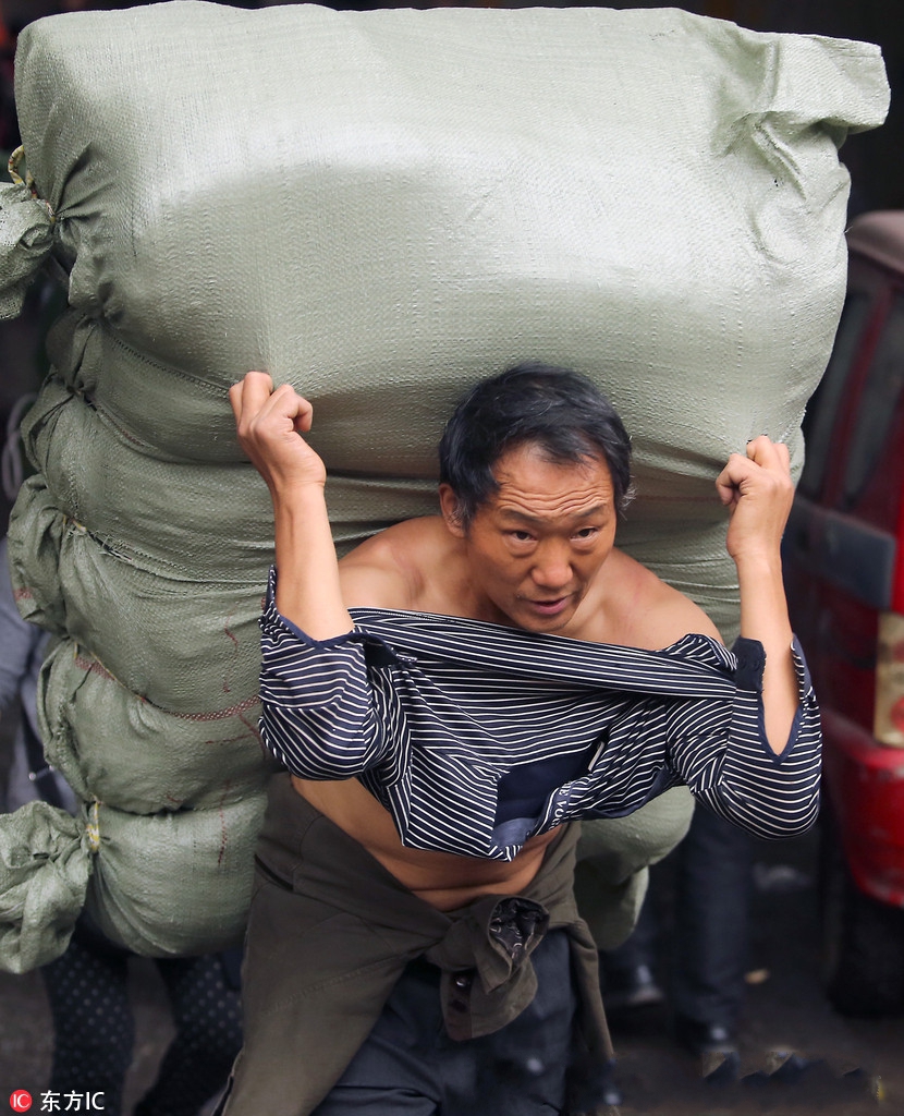 魔幻地形造就的特有职业:山城棒棒军,如今渐被时代抛弃_重庆