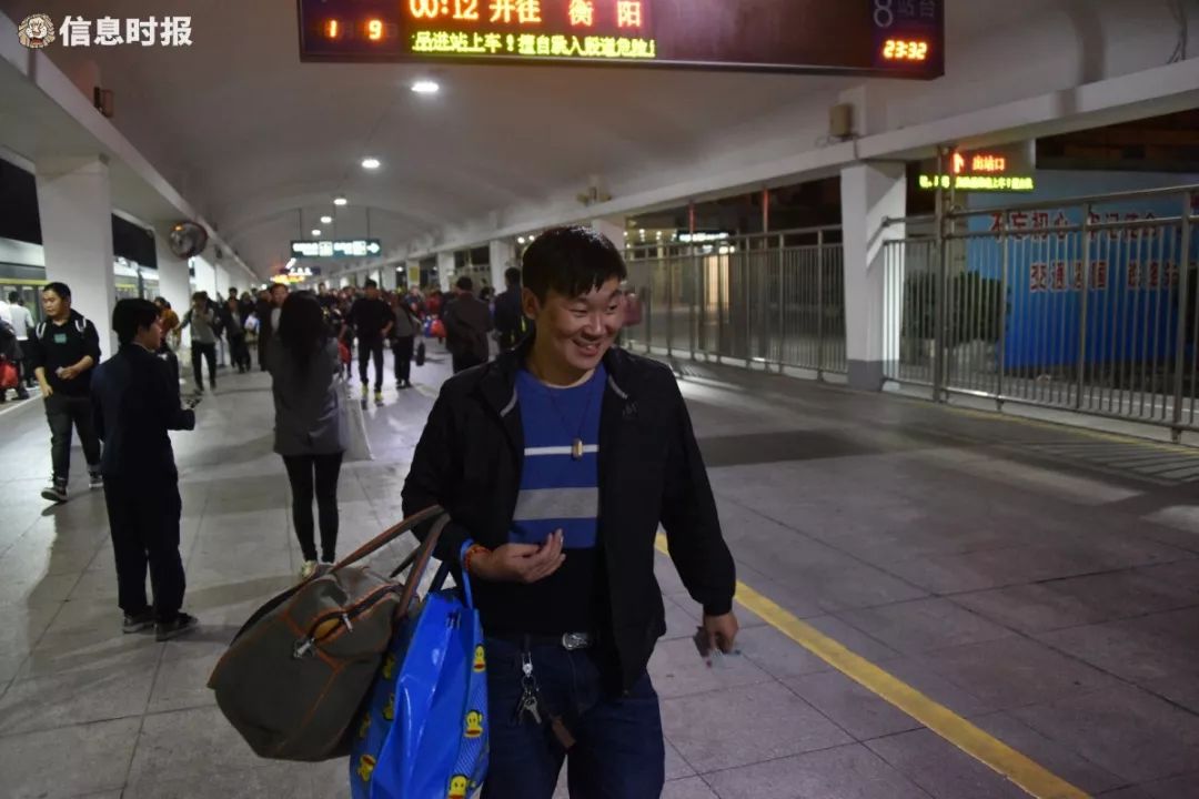 凌晨春运首趟列车开出为什么要坐首班车回家乘客说