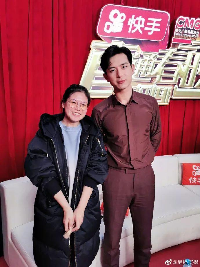 前两天,尼格买提作为主持人和李现,谢娜,魏大勋等嘉宾录制春晚直通车