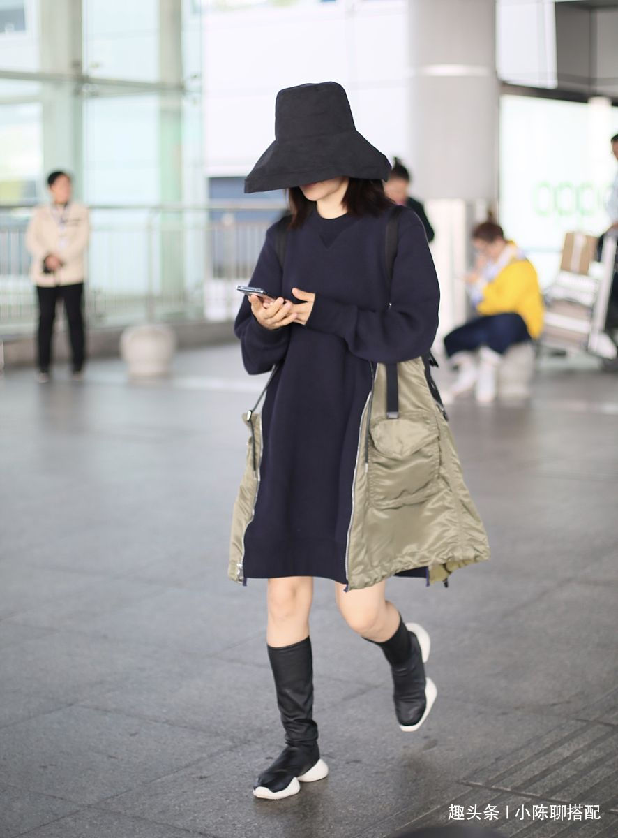 38岁谢娜衣品真随性穿藏蓝色拼接卫衣裙大檐帽遮全脸太低调