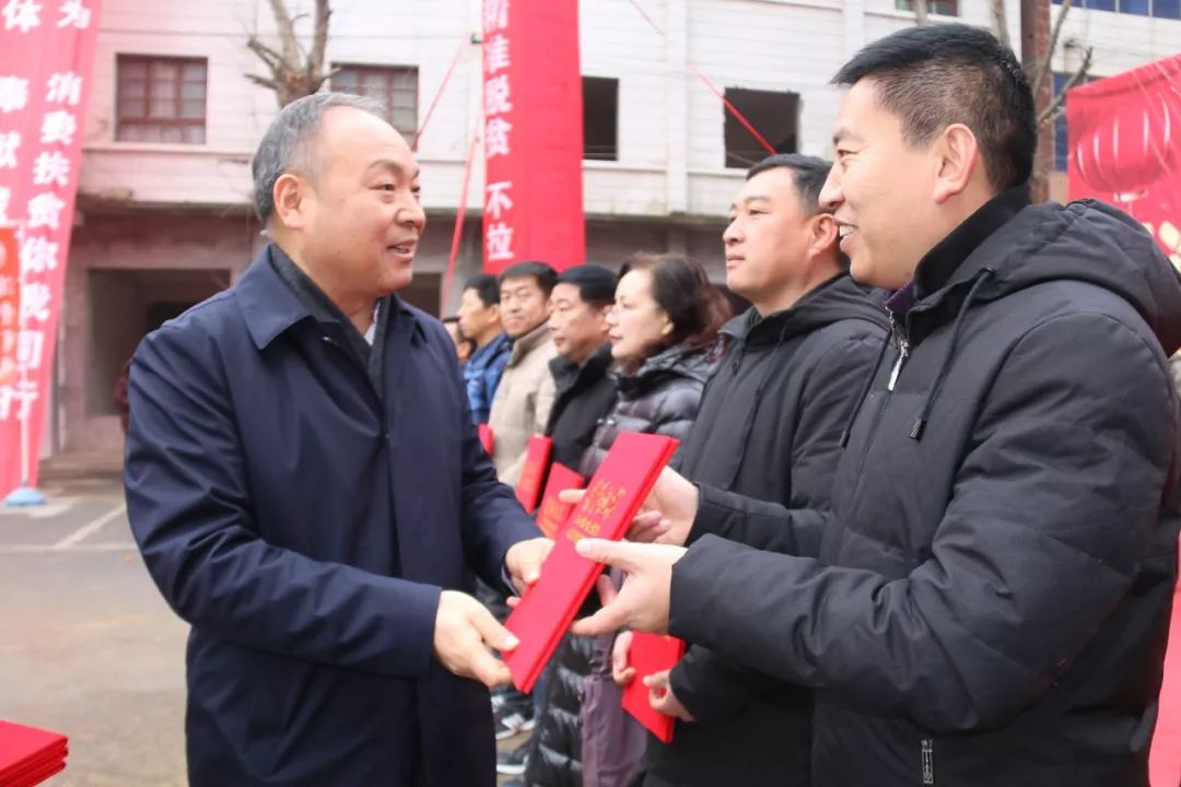 市政府副秘书长,扶贫办主任贺双福;市政府办公室纪检组长史文峰;农业