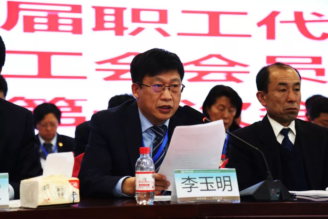 李玉明主持大会.青岛大学党委副书记杜方波致辞.