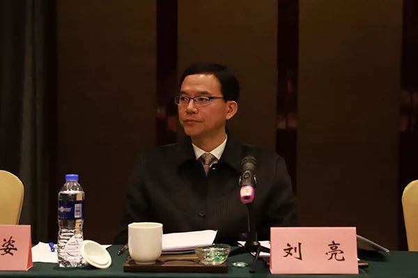 1月10日上午,在雨敞坪镇代表团,区委副书记刘亮与代表们一起审议