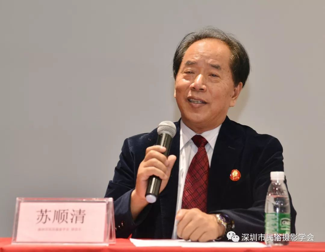 会长欧阳祥山听取各位理事新的一年活动建议由副会长苏顺清主持的理事