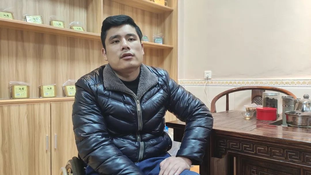 为了帮助陈浩恢复,陈浩的小学同学周炳炎和其他几位同学一起,时不时去