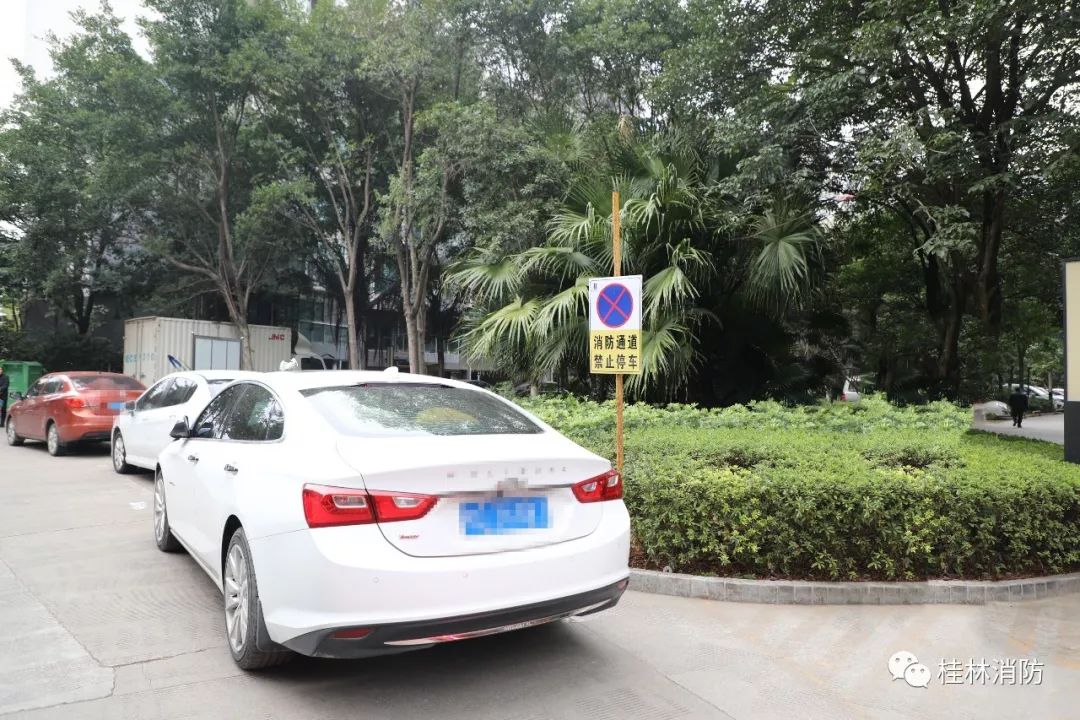 消防通道违法停车玩起躲猫猫桂林消防联合多部门强制拖车处罚