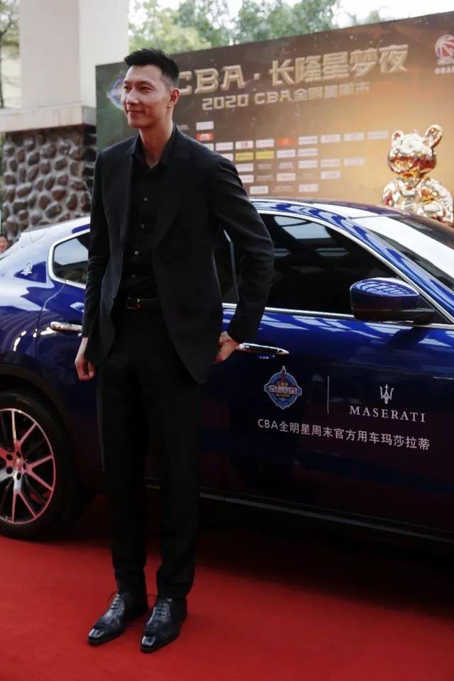 cba明星着西装,阿联有型郭艾伦抢眼_胡明轩