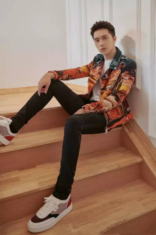 还在换财神屏保开年好运王一博靠的是一双红鞋