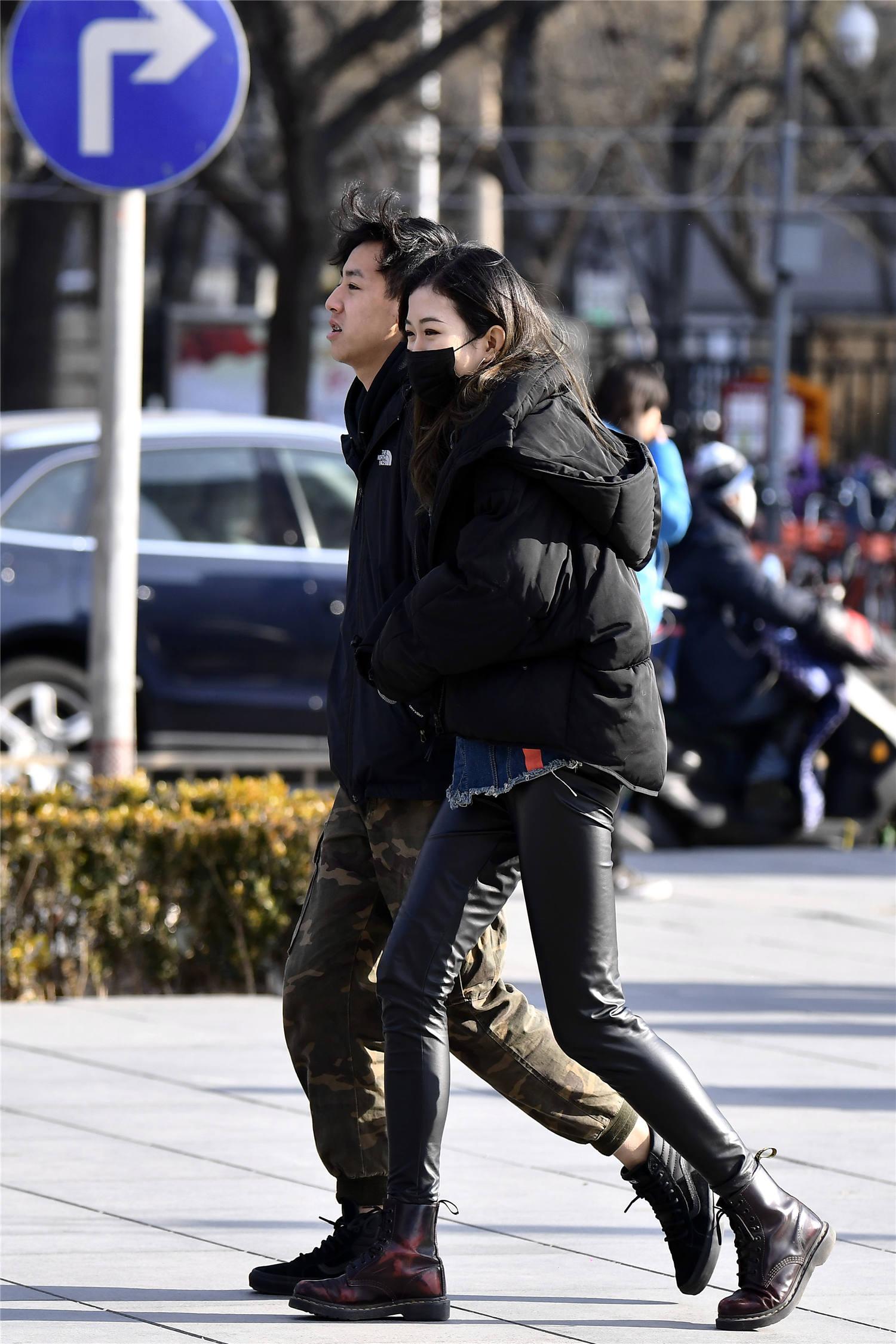 紧身裤皮搭配马丁长靴,显身材的穿搭,又有着淑女气质