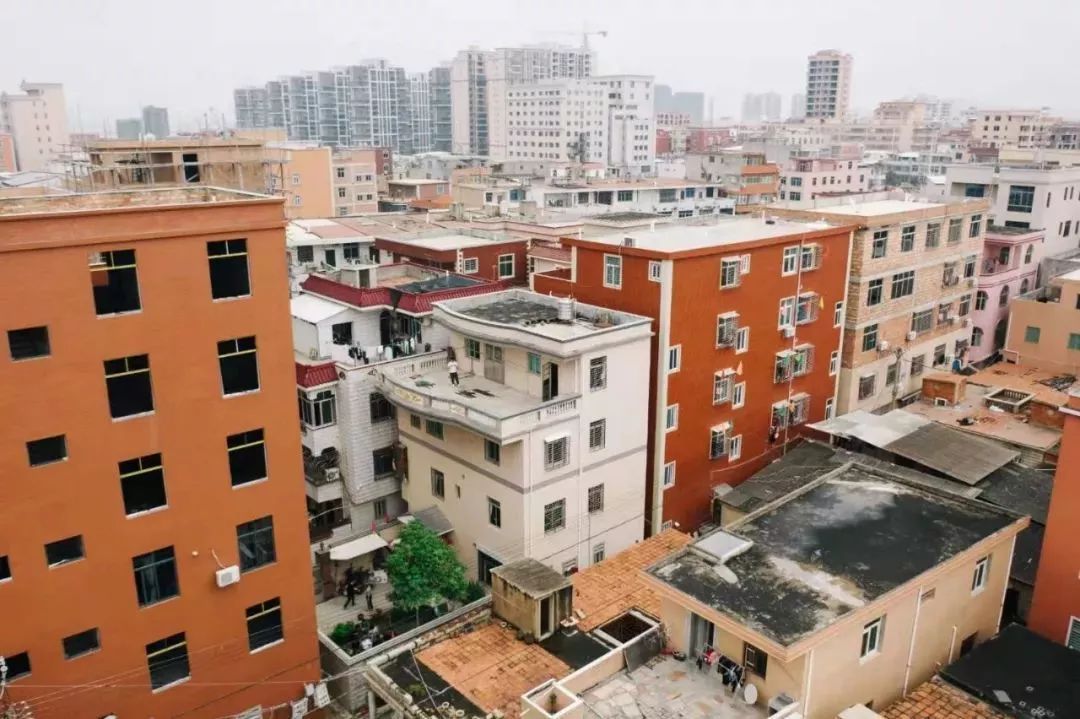 蔡崇达在微博上透露:想在故乡东石建一座公益的图书馆,用老家的房子来