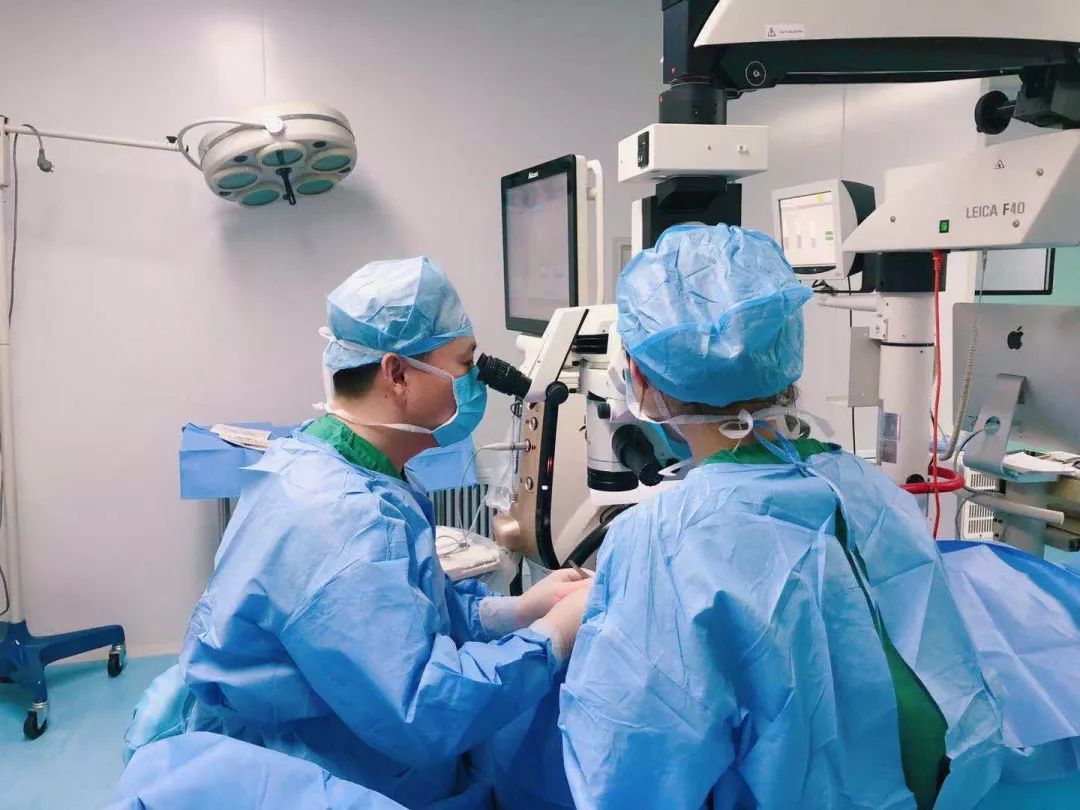 一枚小晶片姑娘800度的近视没了青岛icl高度手术实录