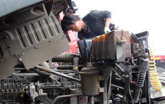 冬季卡车维修养护篇更换机油需注意的操作误区