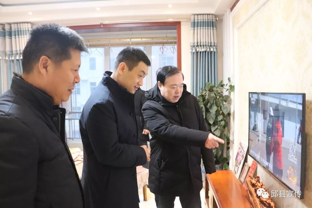 在走访慰问中,闫龙虎看望了退役军人,建国前老党员