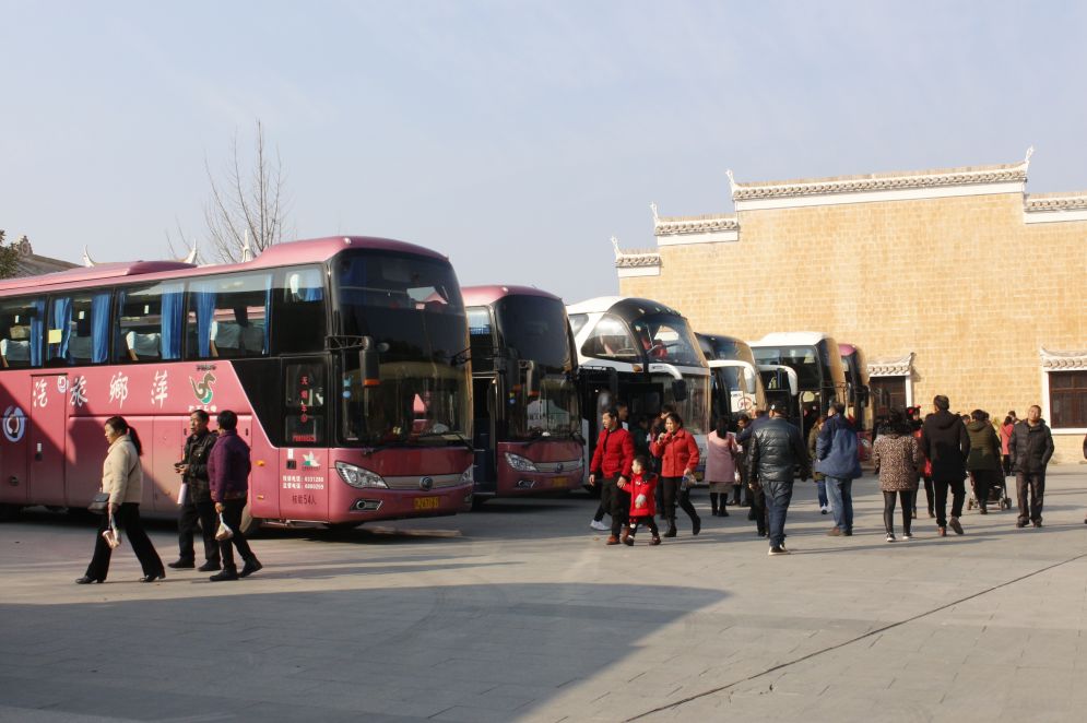 千名游客集结万载古城景区,28辆大巴停满古城停车场......_旅游