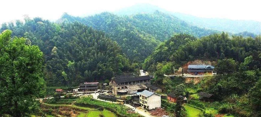 土蓋嶺屬於武岡縣,青山界屬於邵陽,均為雪峰山的最高點,兩山相隔10餘