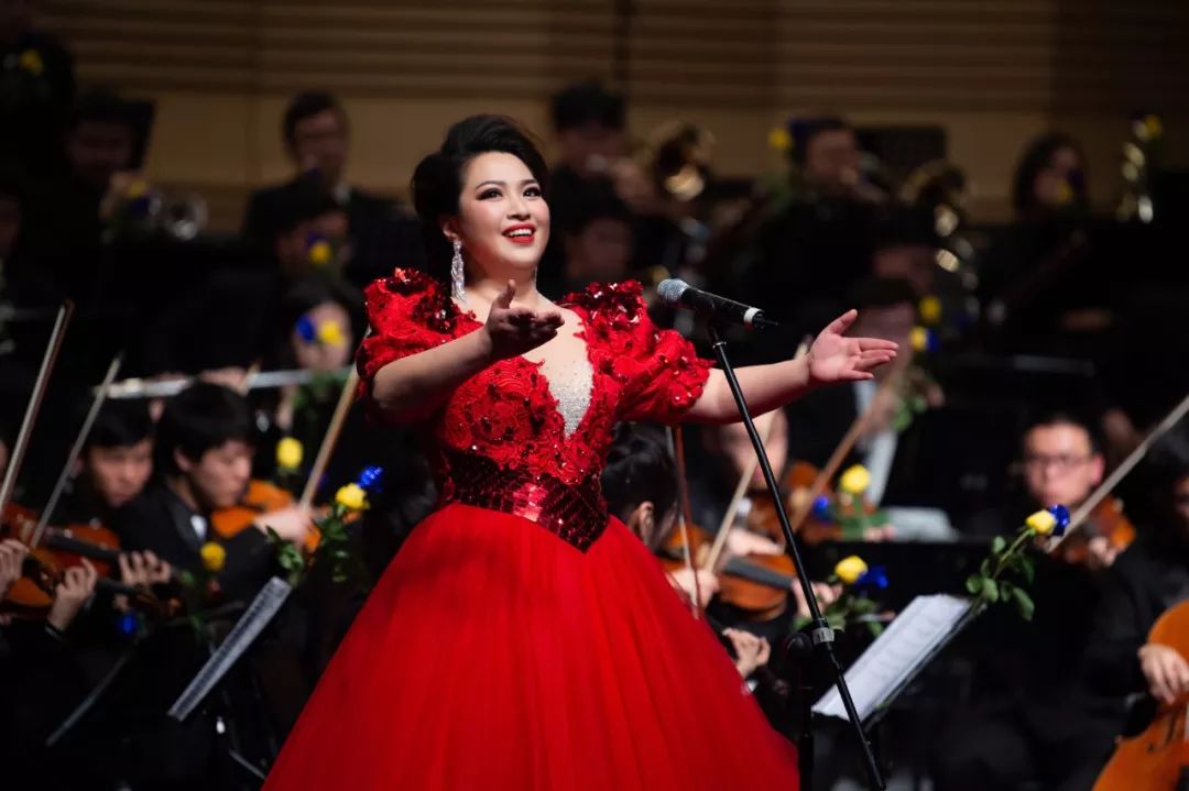 女高音歌唱家项珮霞倾情演唱我爱你中国新年音乐会共迎2020