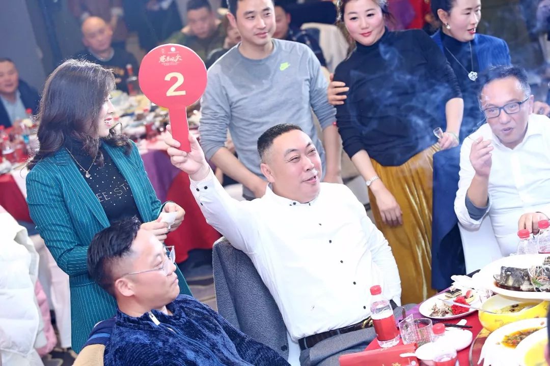 爱心汇聚定向帮扶都江堰市新联会携手国窖1573举行慈善晚会