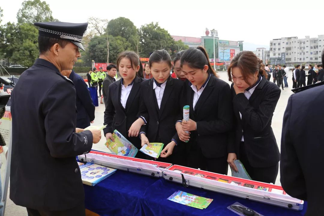 謝崗鎮委委員,公安分局局長李一龍和公安分局相關部門及交警大隊民警