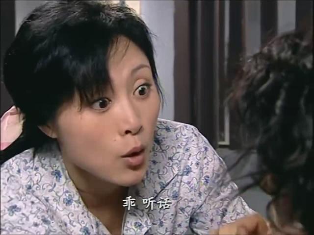 悠悠寸草心金凤才进门第一天翠娥就对她挥起剪刀金凤吓坏了