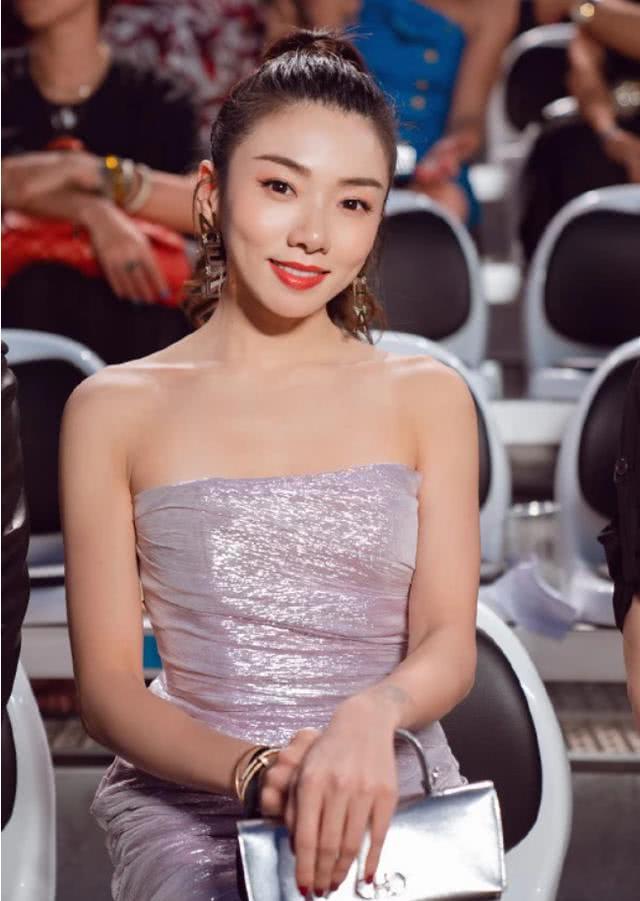 程晓玥吊带紧身裙大秀性感身材网友郑恺你后悔了么