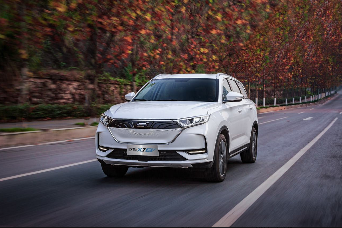 续航405km纯电动suv长安欧尚x7ev亮相海口新能源车展