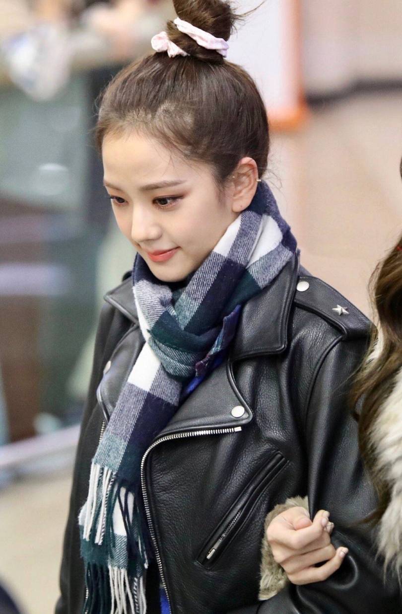 人间四月酷炫金智秀穿飒爽皮外套扎丸子头新闻图超能打