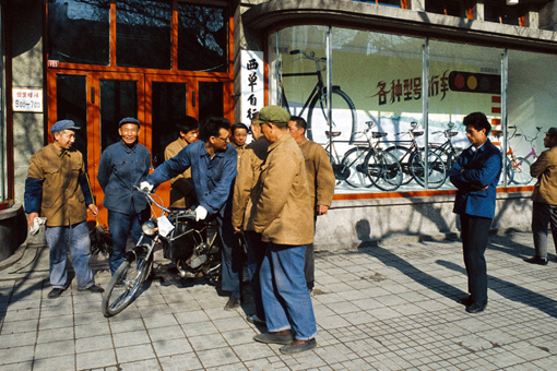 70年代末,改革开放前夕的京城街拍照,街道干净整洁,不用担心堵车