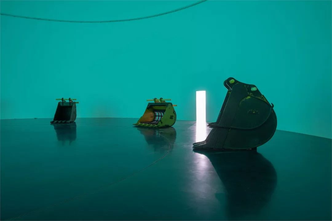 废墟之美:西普瑞安·盖拉德在油罐再造的后工业神圣空间