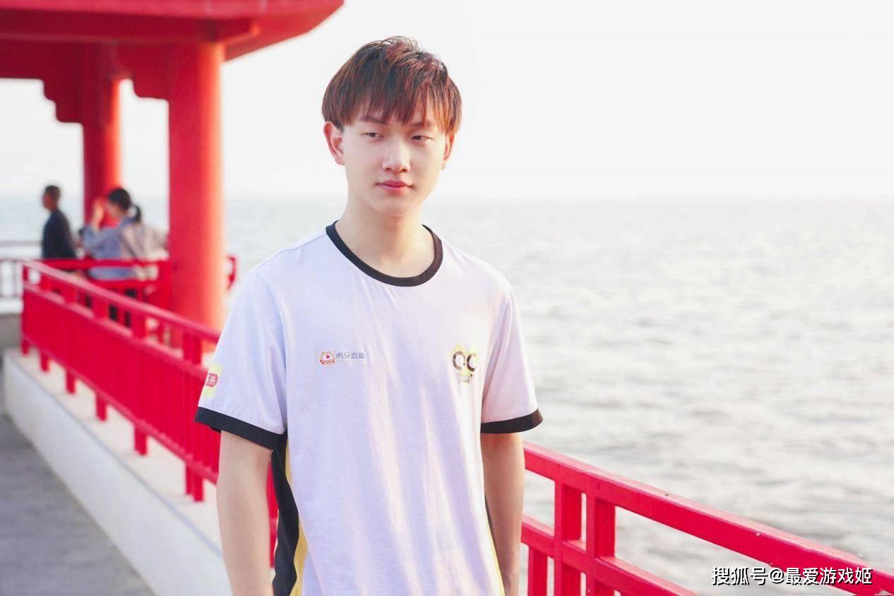 qghappy战队的粉丝或许知道,fly在之前拿到冠军杯总决赛fmvp的时候,在