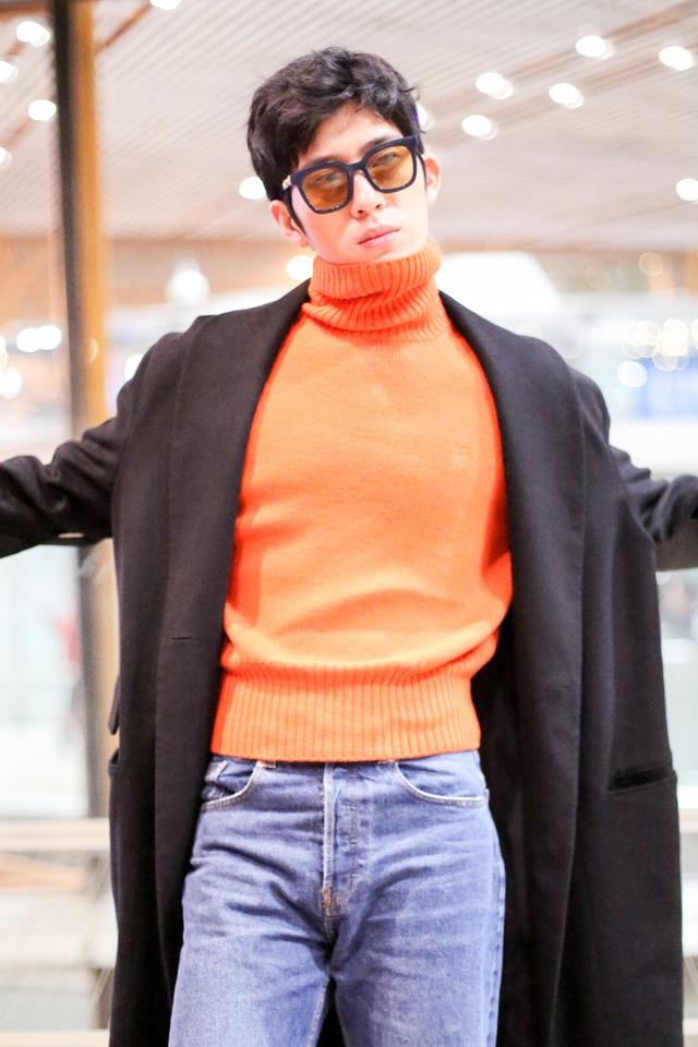 井柏然穿橙色高领毛衣现身,是男友穿搭的典范了