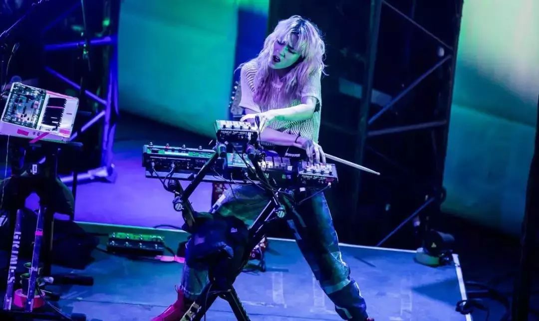 grimes用另类孕照宣告小钢铁侠的到来凭什么他们的网恋就可以开花结果