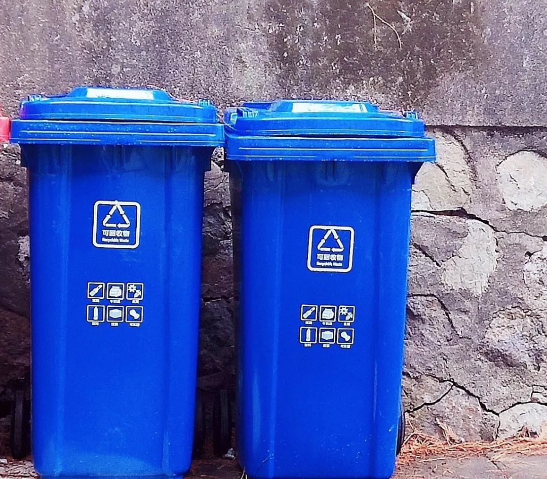 我们会惊奇的发现多了一些不一样的色彩新增的蓝色垃圾桶是师院人进行