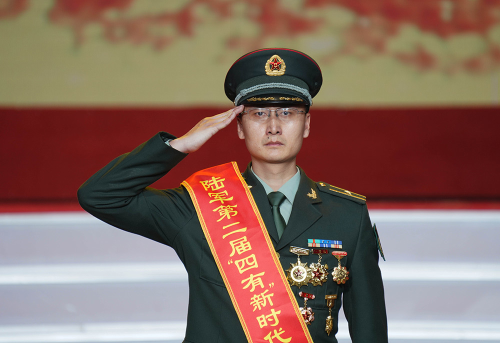 陆军举行第二届四有新时代革命军人标兵颁奖仪式