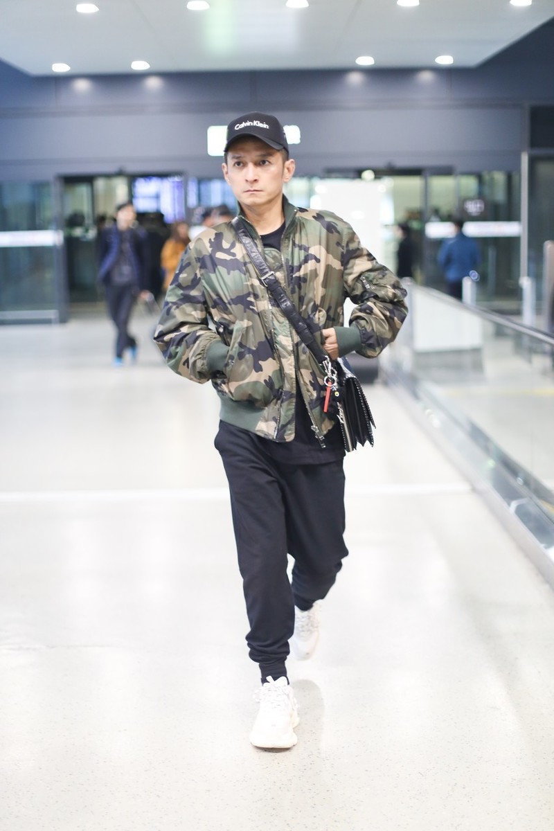 原创李维嘉年过40依然有型,机能风夹克穿出少年气质,素颜眉眼也憔悴