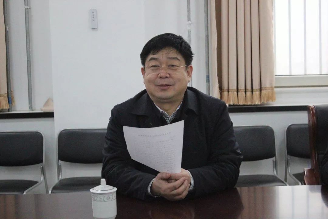 冬雾深重 关爱更浓 ——县委书记冯立业慰问优秀教师,困难教师