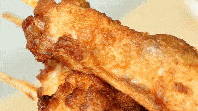 加上香气扑鼻的蒜香,内里的肉却鲜嫩紧实,刚出炉的鸡翅外表酥脆,5.