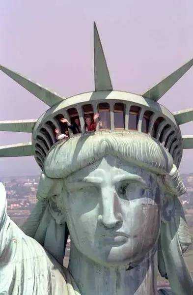 美国精神象征:自由女神竟是法国人送的,落成至今被雷劈了600次