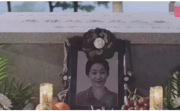 演员拍死人戏,用遗像不忌讳?得知剧组的表示,网友:真讲究