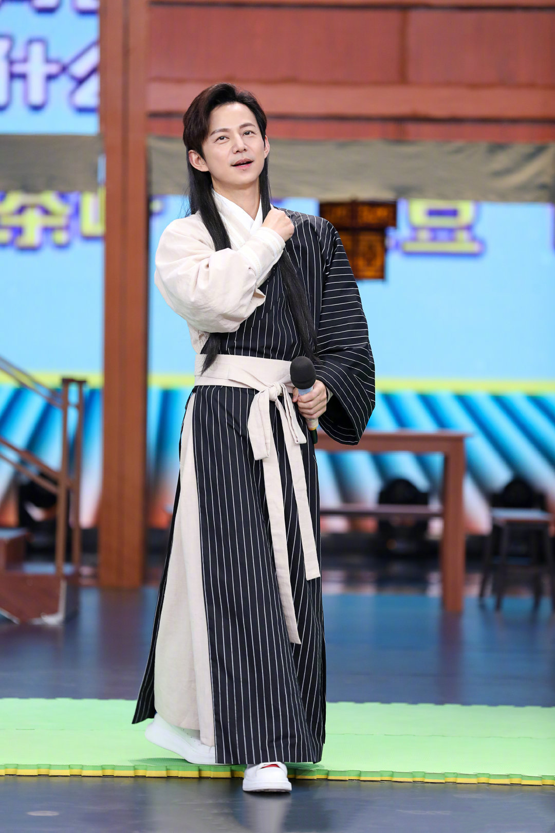 快乐家族齐穿古装何炅年过40依旧玉树临风谢娜吴昕美成姐妹花