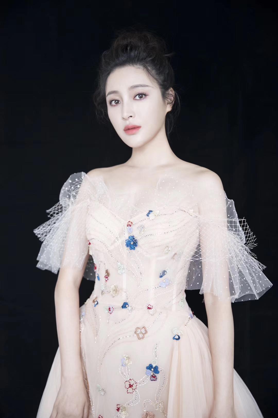 原创被甘婷婷高颜值惊艳身穿印花礼服秒变神仙姐姐扎丸子头真减龄