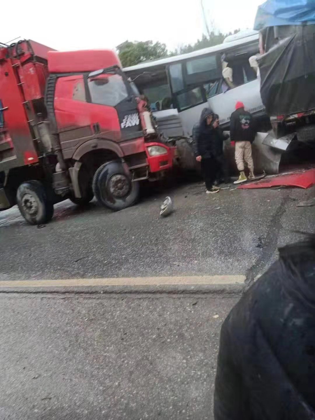 突發丨桂林國道發生重大車禍現場一片狼藉慘不忍睹