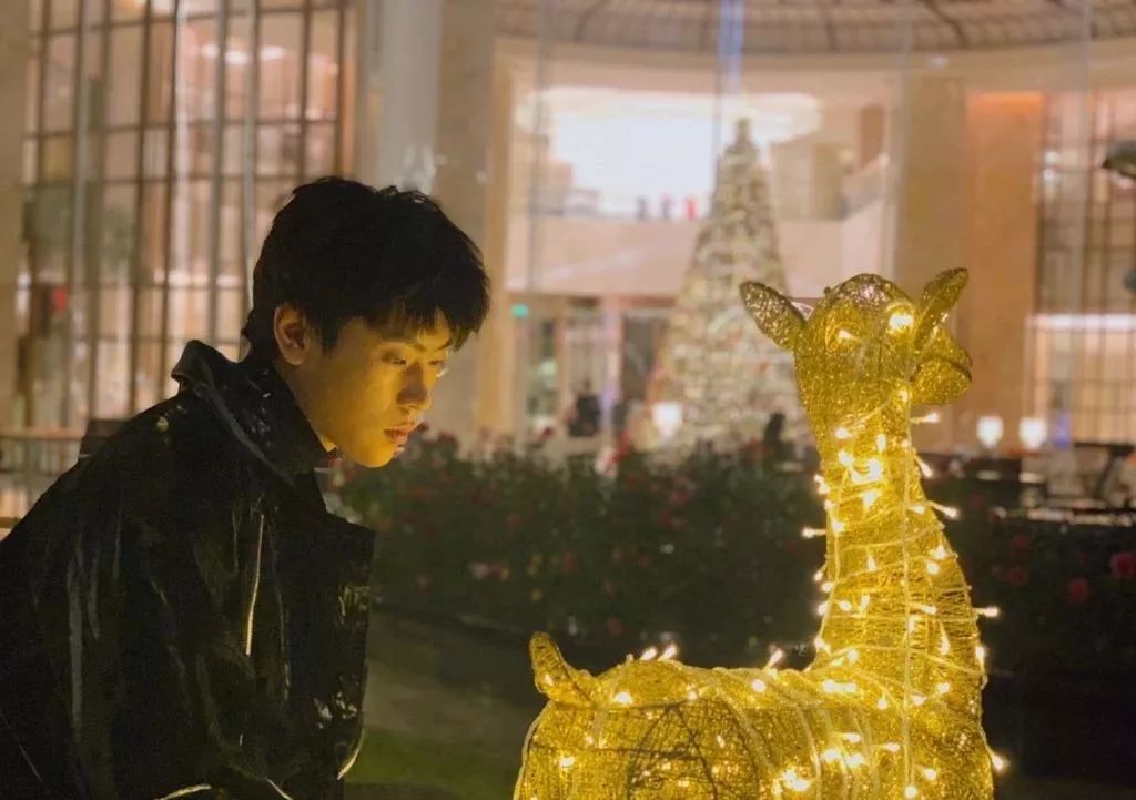 音乐界锦鲤被算法选中的男人一年里他的作品被播放超723亿次