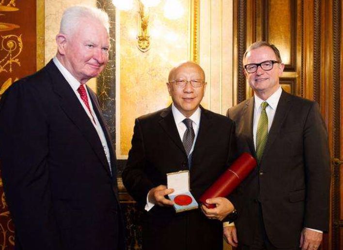 首批中国首富,不找国人继承家业,把4个女儿全都让给老外_包玉刚