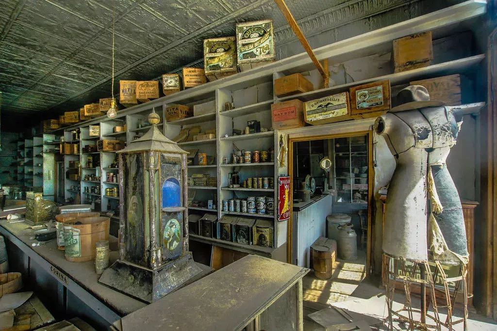 被遗弃了的厨房/建于1882年的教堂很少有像bodie这样被保存完好的