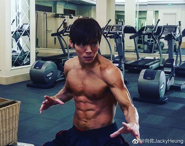 自从和郭碧婷结婚之后,向佐经常遭到粉丝们的催生,他晒出的自己在健身