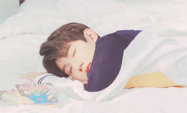 男神的"睡颜"合集,肖战安静,王源可爱,看到王一博:不愧是"王一包"