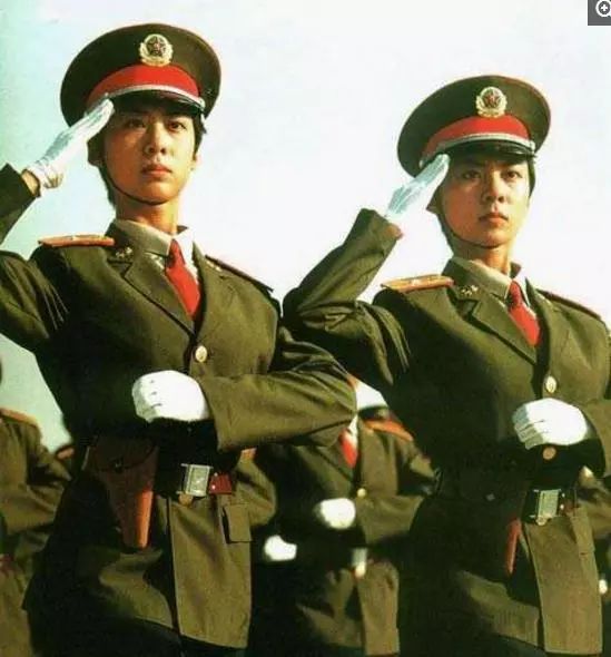 87式军装的夏常服改成了西服领,穿衬衣系领带,封闭了数十年的领口终于