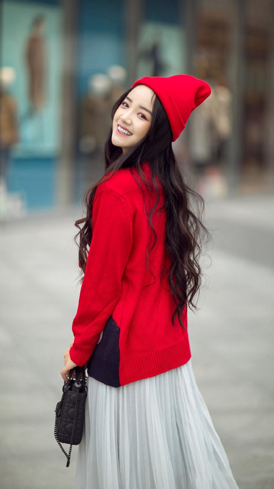 红毛衣美女图片高清-红色宽松毛衣搭配图片-手机壁纸高清(17p)