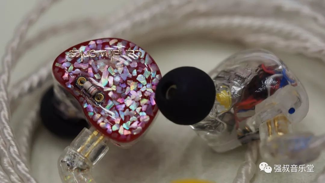 雷音音频带来了乾龙盛的qa390一体机及乂度的最新产品.